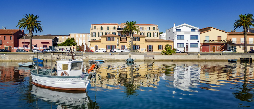 Vista dal mare di Sant'Antico uno dei borghi più belli nel sud ovest Sardegna