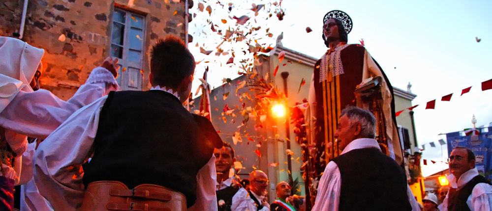Gruppo di persone alla festa di Sant'Antioco uno degli eventi del sulcis iglesiente nel sud ovest Sardegna