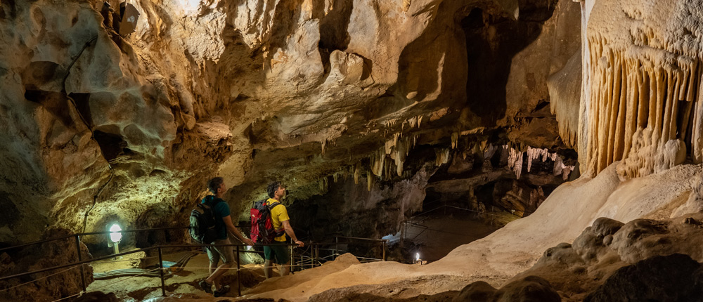 Interno delle grotte Is Zuddas guida del Sulcis Iglesiente nel sud ovest Sardegna