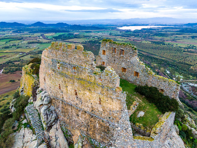 immagine panoramica dall'alto del castello di Acquafredda a Siliqua nel sud ovest Sardegna