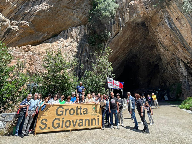 gruppo di escursionisti all'ingresso della Grotta San Giovanni a Domusnovas nel sud ovest Sardegna