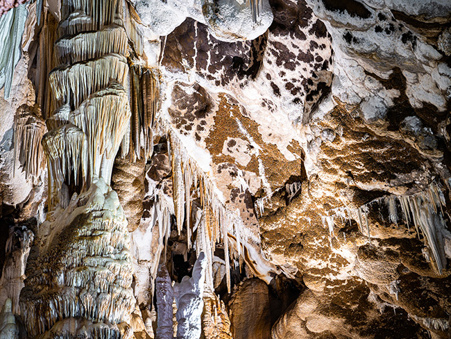 immagine di stalattiti nella Grotta Sasnta Barbara ad Iglesias nel sud ovest Sardegna