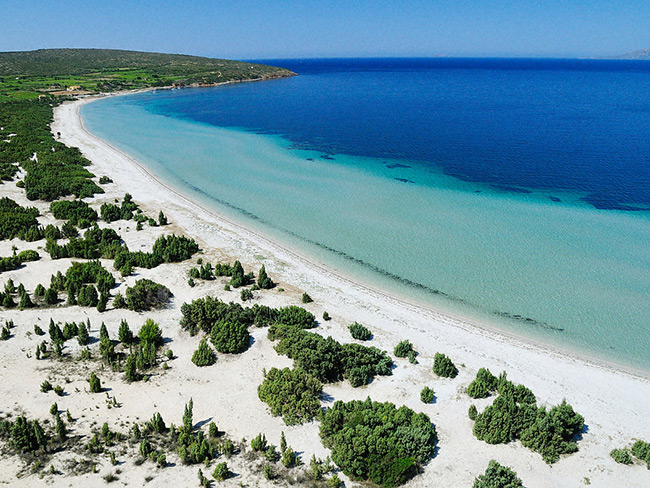immagine vista dall'alto della spiaggia di Is Solinas a Masainas nel sud ovest Sardegna