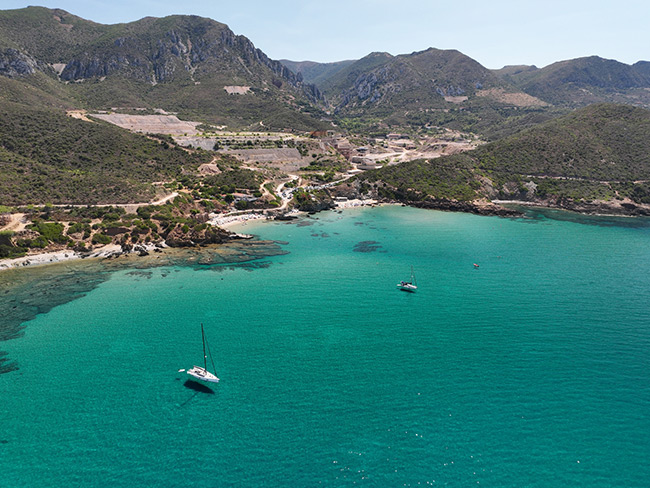 immagine dall'alto del mare e della spiaggia di Masua ad Inglesias nel sud ovest Sardegna