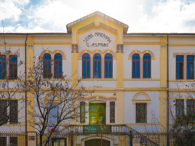immagine frontale dell'ingresso del Museo di Arte Mineraria ad Iglesias nel sud ovest Sardegna