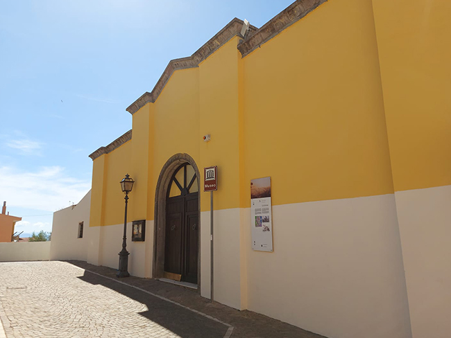 immagine dell'ingresso del Museo Civico Casa del Duca a Carloforte nel sud ovest Sardegna